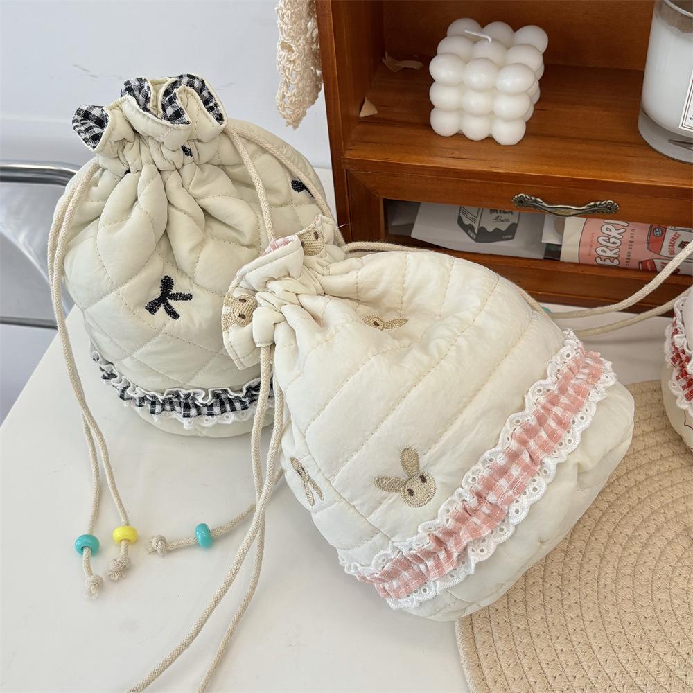 Quilted padded cotton drawstring storage bag Cosmetics bundle bag Travel portable jewelry Change bag Finishing bag
Quilted padded cotton drawstring storage bag Cosmetics bundle bag Travel portable jewelry Change bag Finishing bag