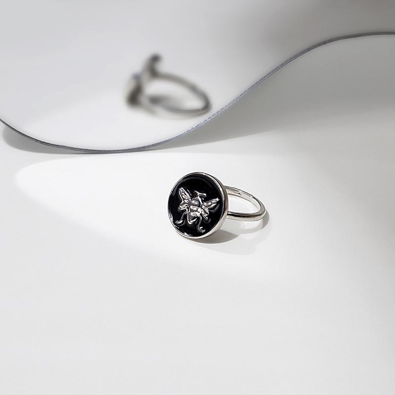 Черно-белое клетчатое кольцо с жемчужным цветком в форме ромба