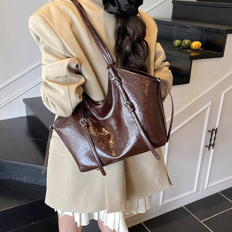 Vintage Oil Wax Leather Tote Bag Autumn Winter Women Large Capacity Handbags Temperament Commute One Shoulder Underarm Bag (30cm<Max Length<50cm) кофейный
Vintage Oil Wax Leather Tote Bag Autumn Winter Women Large Capacity Handbags Temperament Commute One Shoulder Underarm Bag (30cm<Max Length<50cm) кофейный