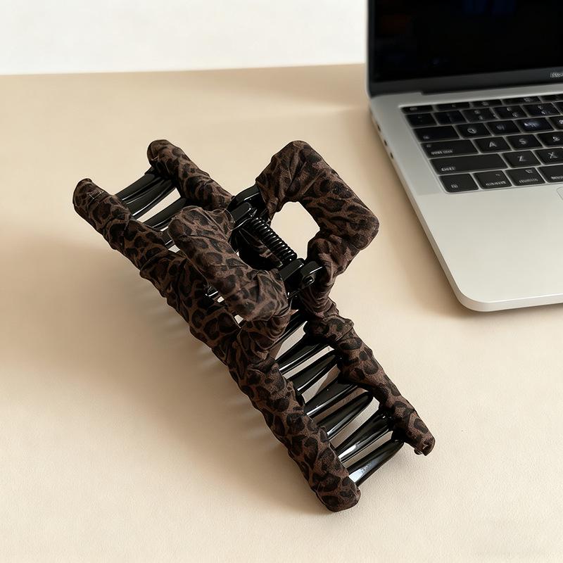 Retro Leopard Print Hair Clip for Women - 2025 Autumn/Winter Collection, Versatile Bang Clip, High-End Hair Accessory
Retro Leopard Print Hair Clip for Women - 2025 Autumn/Winter Collection, Versatile Bang Clip, High-End Hair Accessory