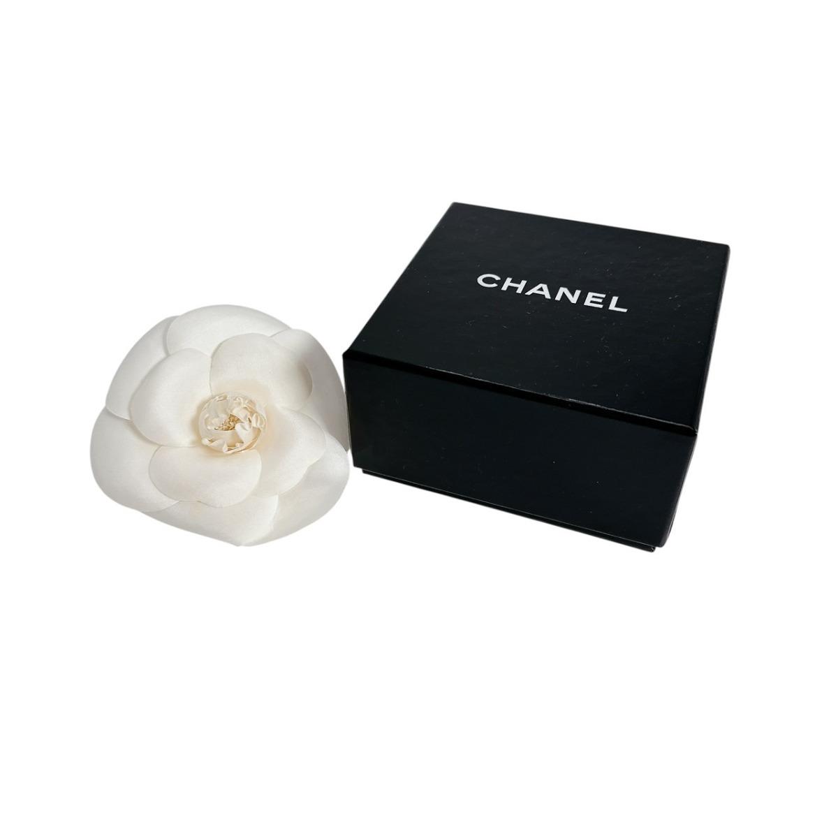CHANEL Camelia Brooch Nylon white Women Used
CHANEL Camelia Brooch Nylon white Women Used