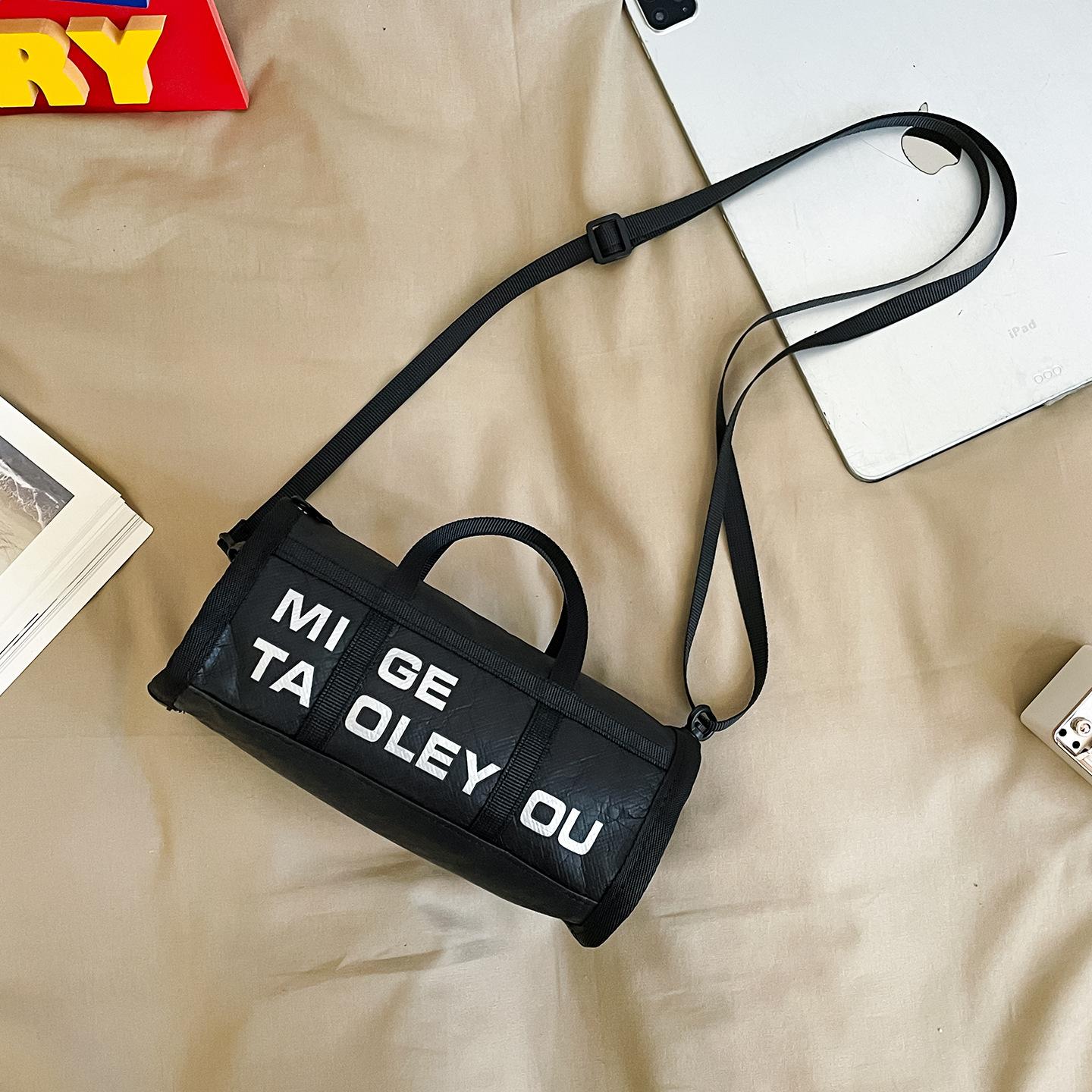 Personalized trendy brand cylindrical shoulder bag niche kraft paper design messenger bag high-end handbag commuter mobile phone bag чорний
Personalized trendy brand cylindrical shoulder bag niche kraft paper design messenger bag high-end handbag commuter mobile phone bag чорний