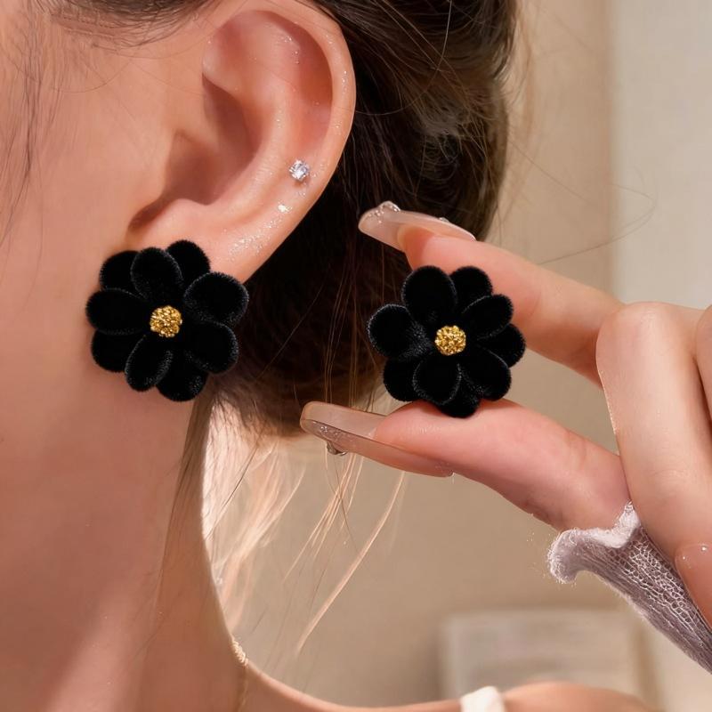 Floral ear studs with flocking
Floral ear studs with flocking