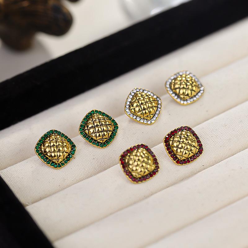 Elegant Clover Argyle Diamond Stud Earrings: Luxurious, High-End Silver Needle Design for Women
Elegant Clover Argyle Diamond Stud Earrings: Luxurious, High-End Silver Needle Design for Women