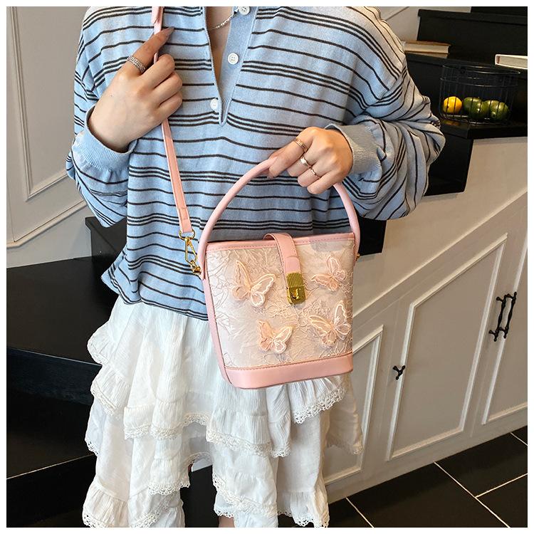 New small bag women 2025 fashion cartoon portable bucket bag versatile texture messenger bag рожевий
New small bag women 2025 fashion cartoon portable bucket bag versatile texture messenger bag рожевий