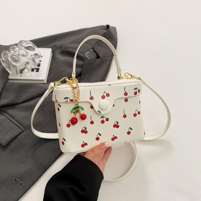 Yogodlns Летняя Новая Квадратная Сумка Кроссбоди для Женщин Милые Сумки с Пряжкой в виде Вишни Универсальные для Поездок Одноплечевые Сумки 18x8.5x13cm белый
