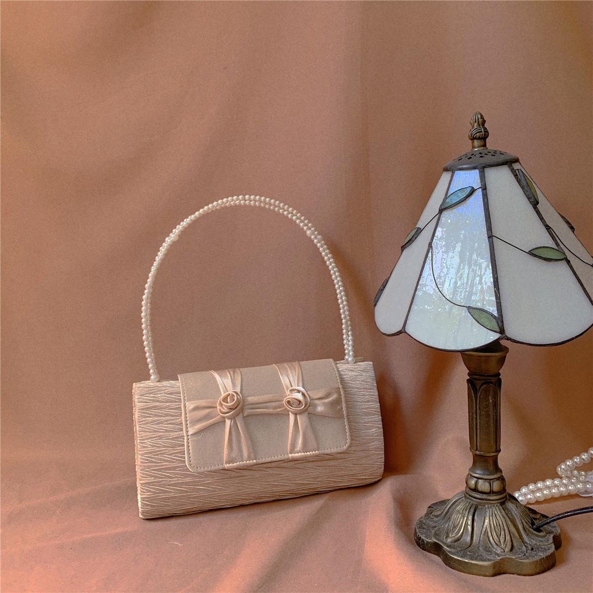 Новые женские ретро-сумки с жемчужной цепочкой, цветочным клапаном, застежкой-застежкой, сумка через плечо, модная вечерняя текстурированная морщинистая женская сумка
Новые женские ретро-сумки с жемчужной цепочкой, цветочным клапаном, застежкой-застежкой, сумка через плечо, модная вечерняя текстурированная морщинистая женская сумка