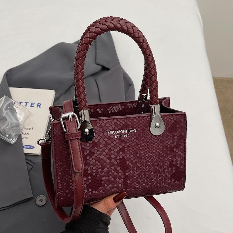 Весенне-летние новинки, индивидуальность, чувство стиля, темперамент легкой роскоши, портативная маленькая квадратная сумка, женская корейская универсальная, иностранный ст
Весенне-летние новинки, индивидуальность, чувство стиля, темперамент легкой роскоши, портативная маленькая квадратная сумка, женская корейская универсальная, иностранный ст