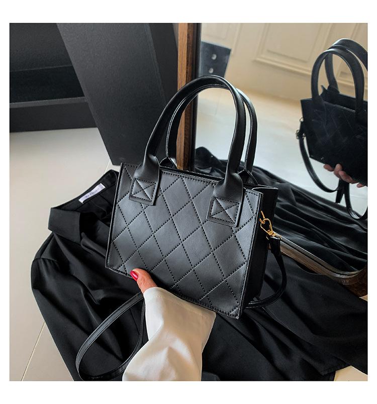 Контрастная фетровая сумочка 2024 года, новая повседневная модная сумка через плечо, простая иностранная сумка в квадратном стиле чёрный
Контрастная фетровая сумочка 2024 года, новая повседневная модная сумка через плечо, простая иностранная сумка в квадратном стиле чёрный