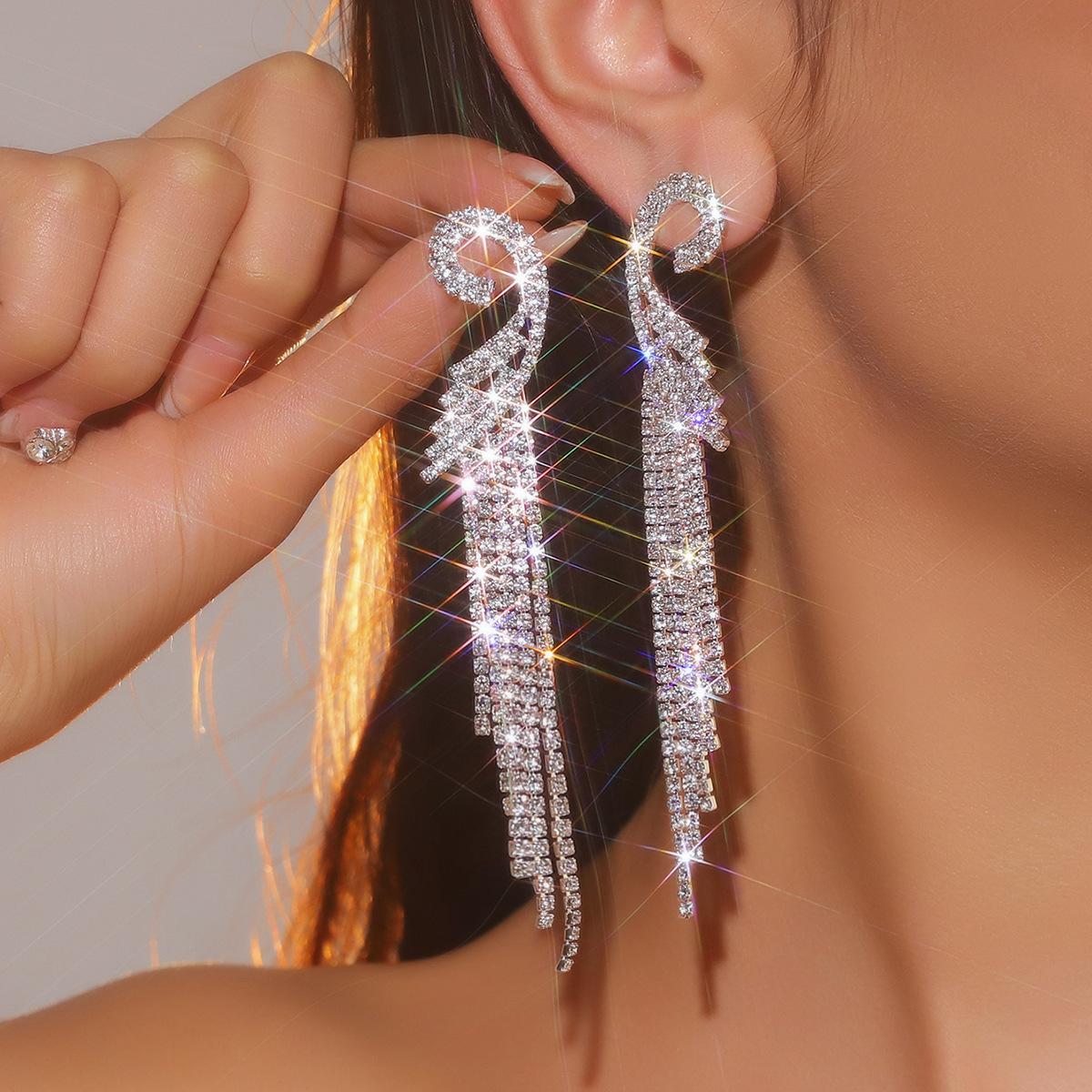 Stylish Shiny Diamond Long White Swan Tassel Earrings
Stylish Shiny Diamond Long White Swan Tassel Earrings