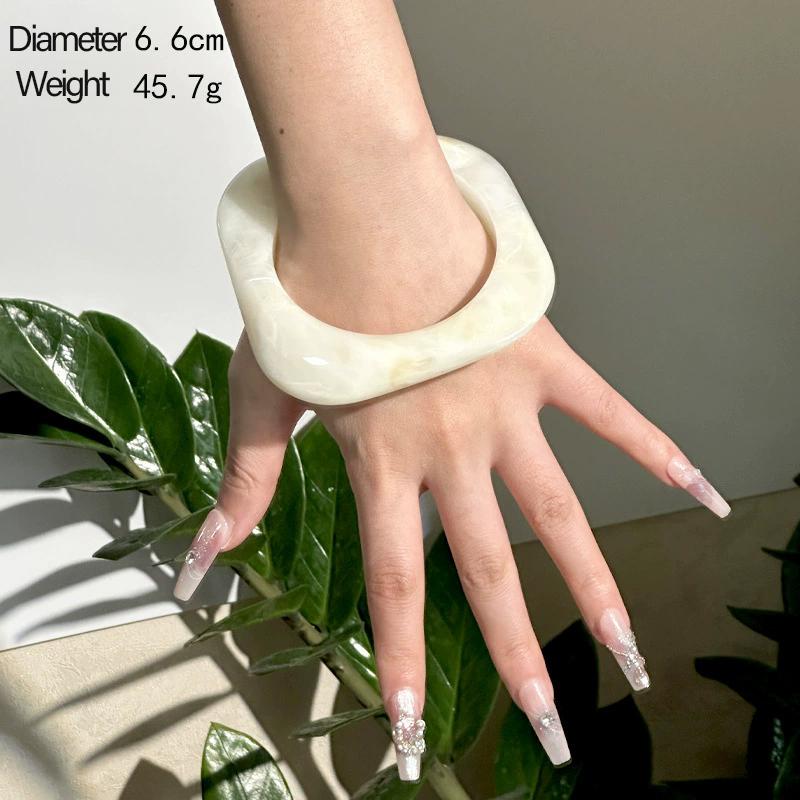Exaggerated Fashion New Resin Beige Wide Layering Bracelet With Gradient Irregular Geometric Bracelets Women Jewelry Accessory
Exaggerated Fashion New Resin Beige Wide Layering Bracelet With Gradient Irregular Geometric Bracelets Women Jewelry Accessory