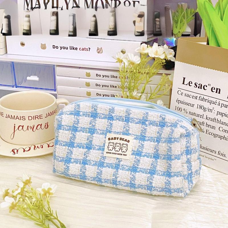 Клетчатый тканевый пенал большой вместимости в стиле инс, простые тканевые косметички для кистей, студенческая канцелярия, сумка для хранения макияжа 1PC
Клетчатый тканевый пенал большой вместимости в стиле инс, простые тканевые косметички для кистей, студенческая канцелярия, сумка для хранения макияжа 1PC