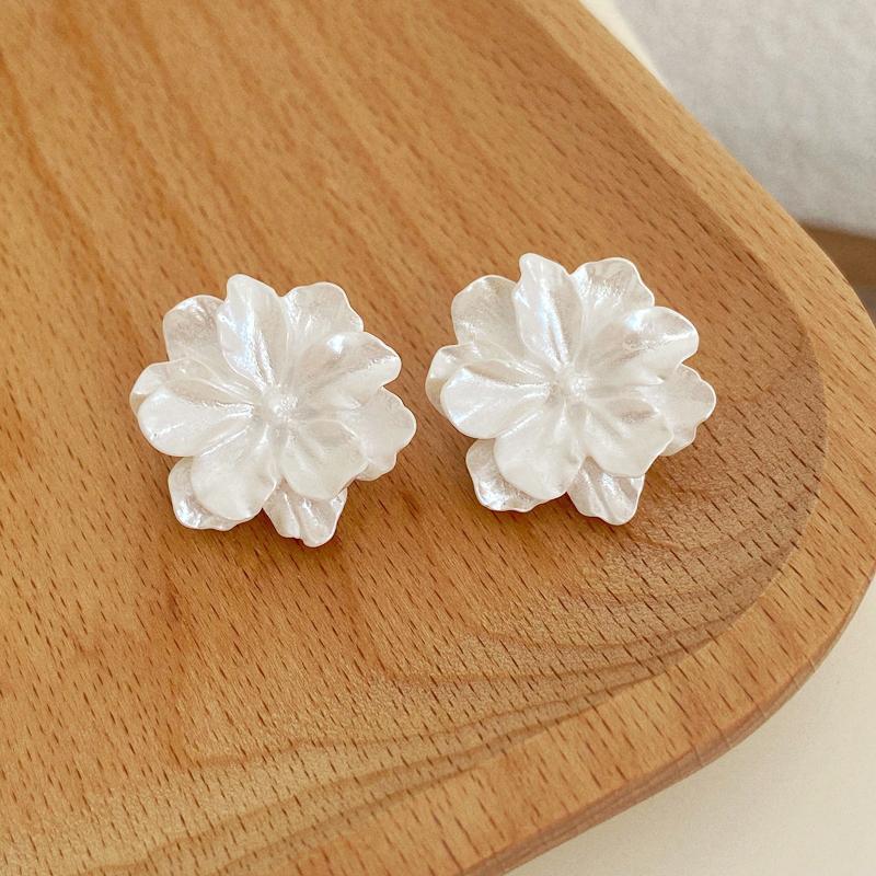 Trendy New White Flower Women s Stud Earrings Acrylic Material Fashion Lovely Elegant Female Ear Zircon 2025 new in brincos
Trendy New White Flower Women s Stud Earrings Acrylic Material Fashion Lovely Elegant Female Ear Zircon 2025 new in brincos