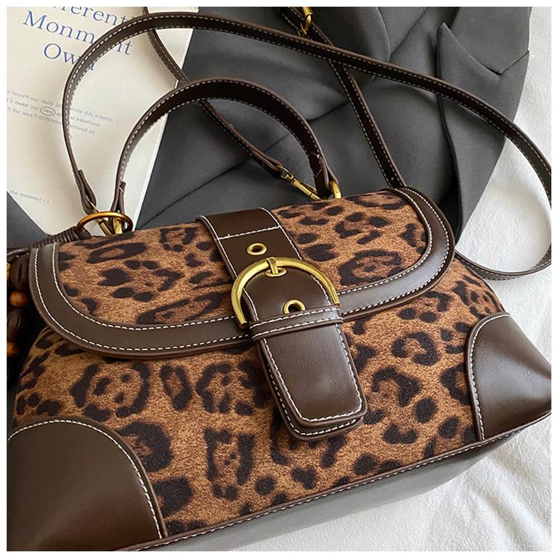Fashion Contrast Color Suede Shoulder Bag 2025 High Quality Buckle Personalized Unique Design Women s Bag Bolsos De Mujer about 26x17x9.5cm
Fashion Contrast Color Suede Shoulder Bag 2025 High Quality Buckle Personalized Unique Design Women s Bag Bolsos De Mujer about 26x17x9.5cm