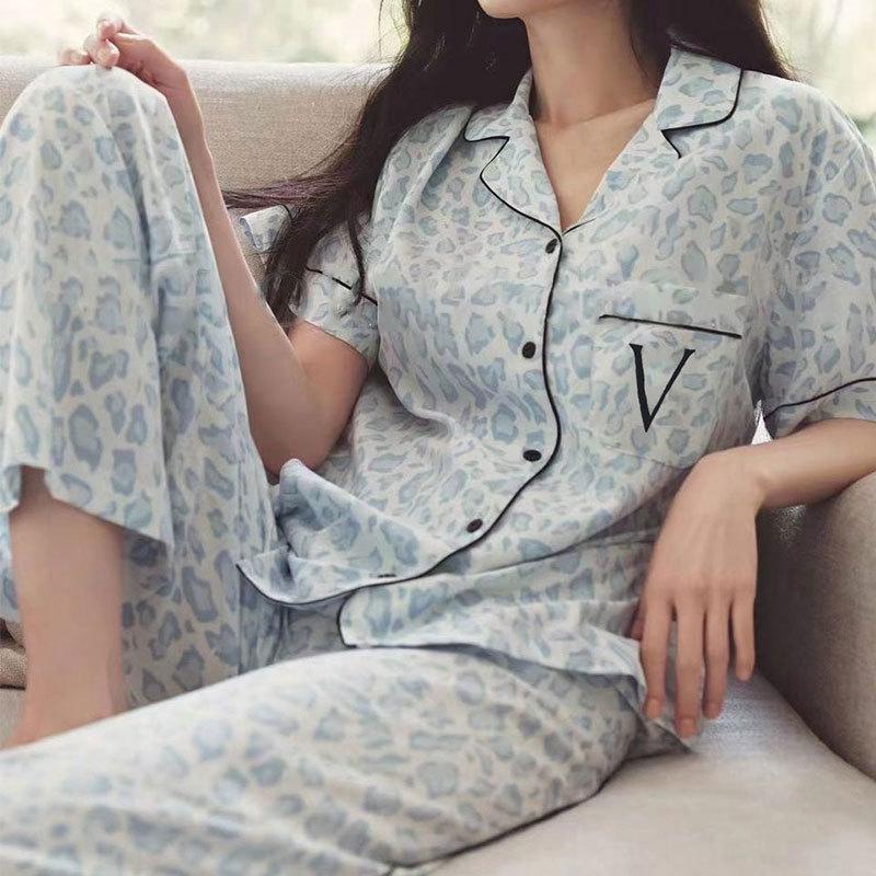 Pajamas Women S Summer Cardigan Cotton Blue Leopard Print Short-Sleeved Trousers Casual And Comfortable Loungewear Can Be Worn Outside M
Pajamas Women S Summer Cardigan Cotton Blue Leopard Print Short-Sleeved Trousers Casual And Comfortable Loungewear Can Be Worn Outside M