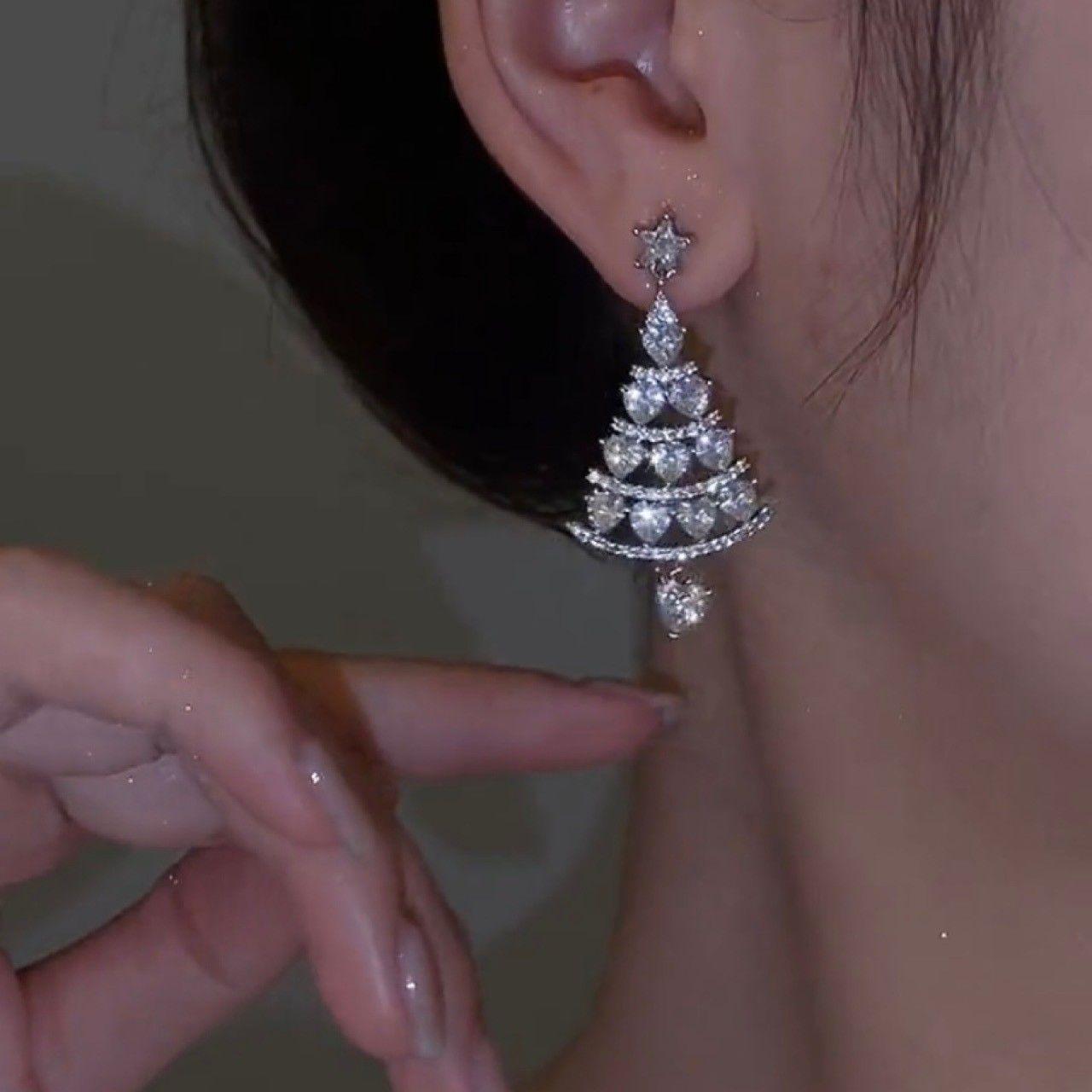 Christmas Tree Silver Needle Light Luxury High Sense Long Tassel Earrings 2023 Winter New Ear Accessories
Christmas Tree Silver Needle Light Luxury High Sense Long Tassel Earrings 2023 Winter New Ear Accessories