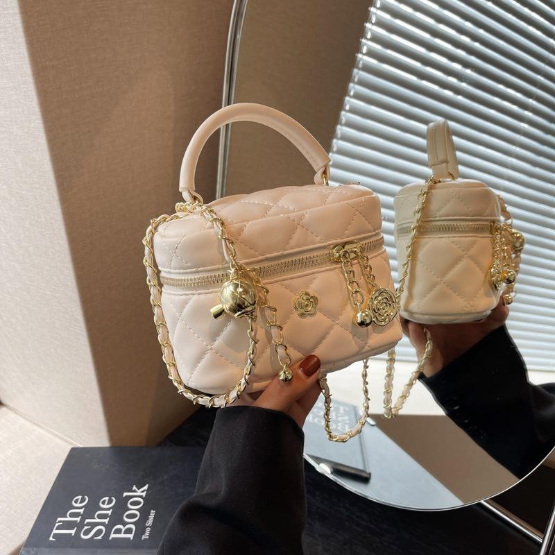 Мини-сумка на ромбовидной цепочке женская новая весенне-летняя высококлассная универсальная сумка-мессенджер в форме коробки маленькая сумка
Мини-сумка на ромбовидной цепочке женская новая весенне-летняя высококлассная универсальная сумка-мессенджер в форме коробки маленькая сумка