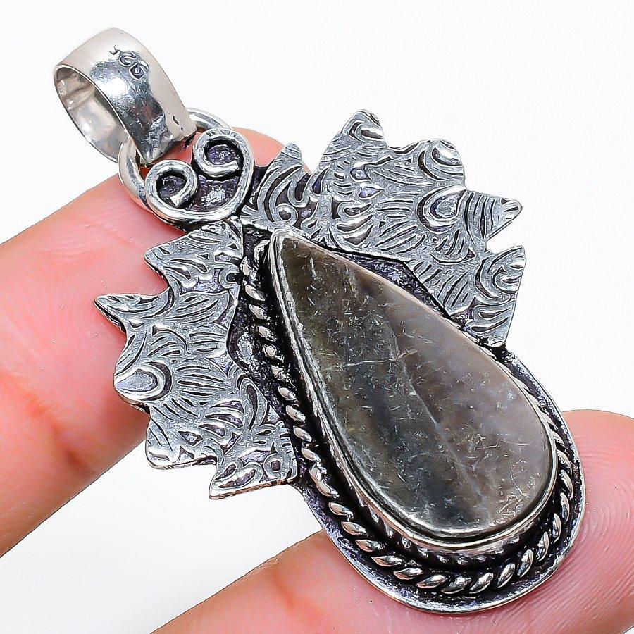 Mother Of Pearl Gemstone Handmade Ethnic Jewelry Pendant 1.85 SR-4226
Mother Of Pearl Gemstone Handmade Ethnic Jewelry Pendant 1.85 SR-4226