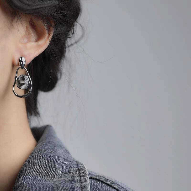Unique niche design, irregular oval earrings, French vintage Hong Kong style geometric earrings, women s personality temperament, stud earrings срібний
Unique niche design, irregular oval earrings, French vintage Hong Kong style geometric earrings, women s personality temperament, stud earrings срібний
