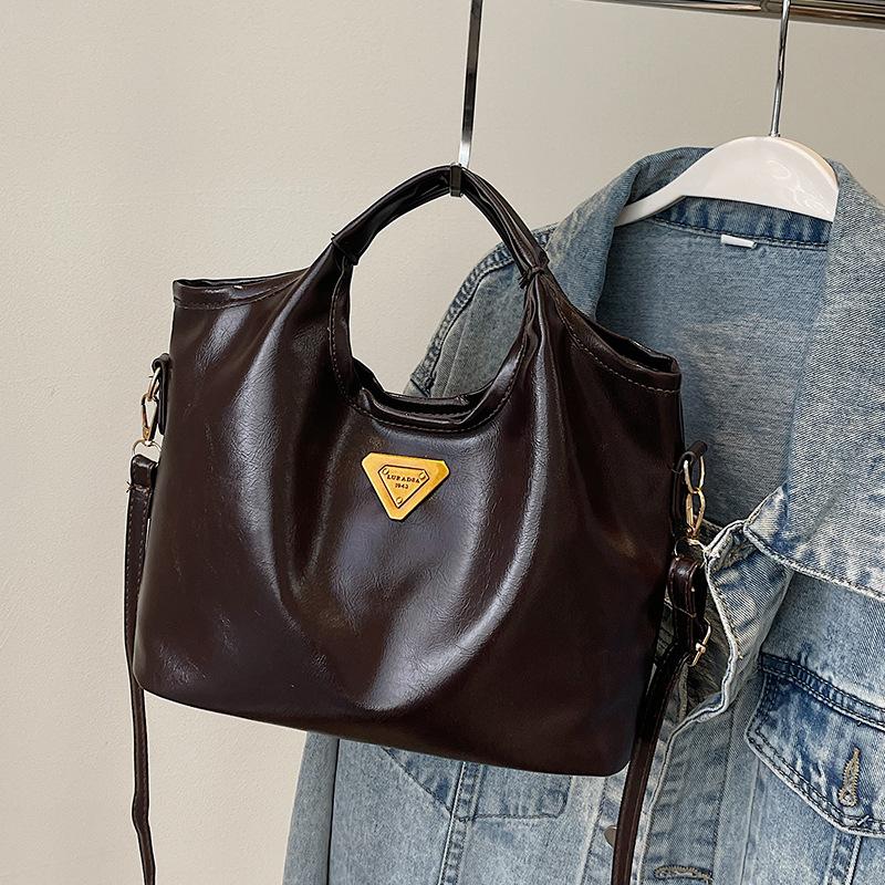 Винтажная женская сумка на зиму, новая, высококлассная и универсальная, нишевый дизайн, сумка через плечо
Винтажная женская сумка на зиму, новая, высококлассная и универсальная, нишевый дизайн, сумка через плечо