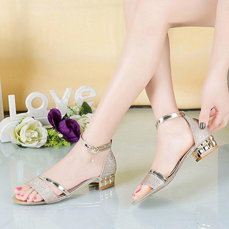 Roman sandals fairy wind shoes female 2025 new summer thick heel low heel fashion Internet celebrity sandals female 35 серебряный
Roman sandals fairy wind shoes female 2025 new summer thick heel low heel fashion Internet celebrity sandals female 35 серебряный