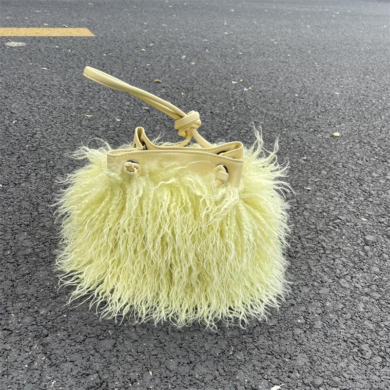 Fashion Faux Mongolian Fur Bucket Bag Winter Soft Women Handbags Fluffy Plush Shoulder Bag Designer Drawstring Bags for Women 20x15x20cm
Fashion Faux Mongolian Fur Bucket Bag Winter Soft Women Handbags Fluffy Plush Shoulder Bag Designer Drawstring Bags for Women 20x15x20cm