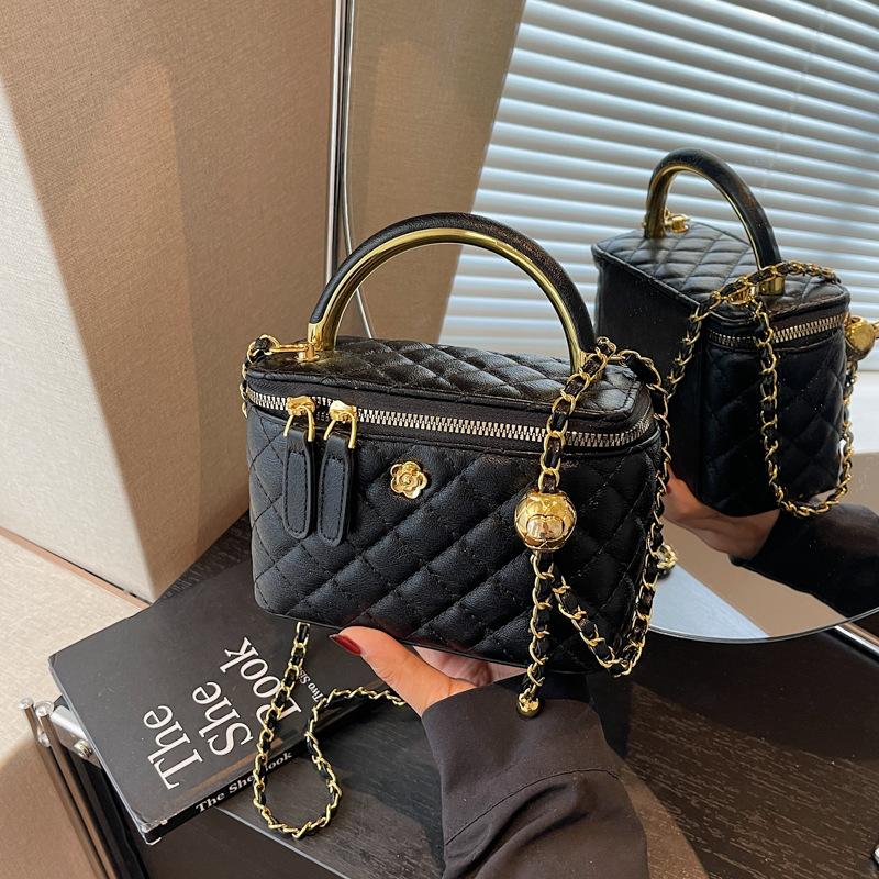 Rhombus chain bag women s new niche high-end autumn and winter messenger bag portable box small square bag чорний
Rhombus chain bag women s new niche high-end autumn and winter messenger bag portable box small square bag чорний