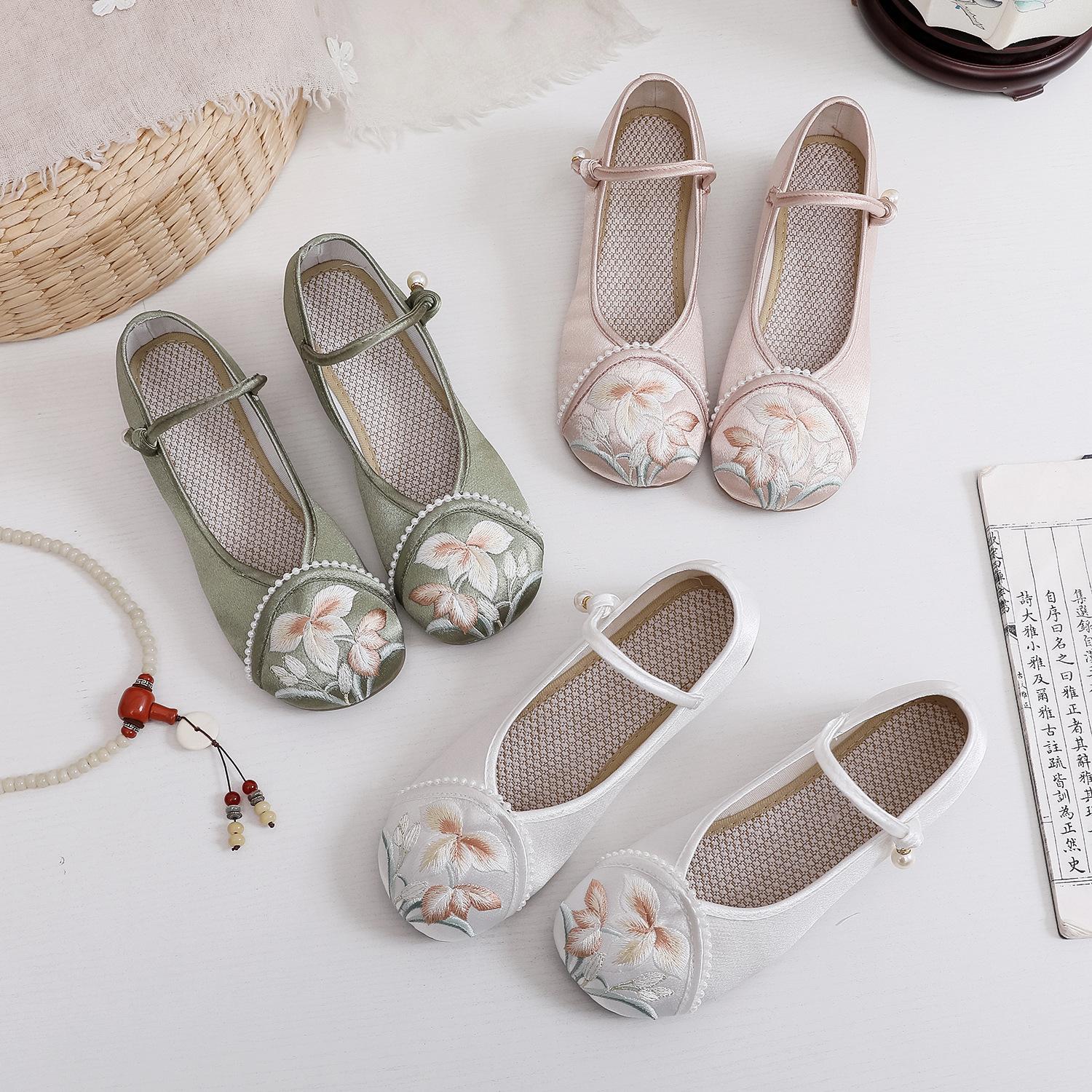 Yuyun, the new low heel with cheongsam Hanfu shoes, ethnic style single shoes, embroidered shoes. 34 белый
Yuyun, the new low heel with cheongsam Hanfu shoes, ethnic style single shoes, embroidered shoes. 34 белый