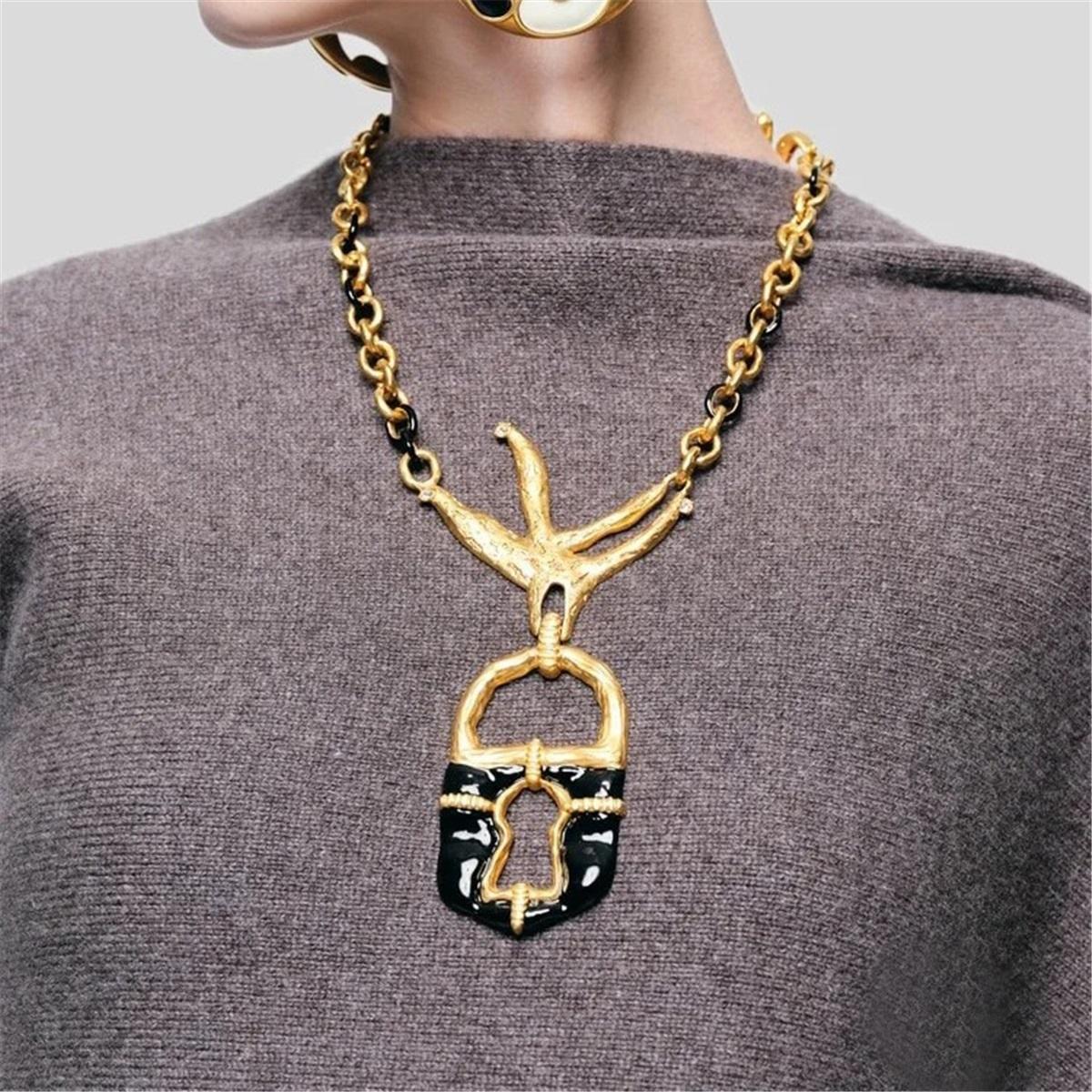 French Retro Parisian Style Niche Light Luxury Pigeon Padlock Pendant Necklace Fashion Long Sweater Chain For Women срібний
French Retro Parisian Style Niche Light Luxury Pigeon Padlock Pendant Necklace Fashion Long Sweater Chain For Women срібний