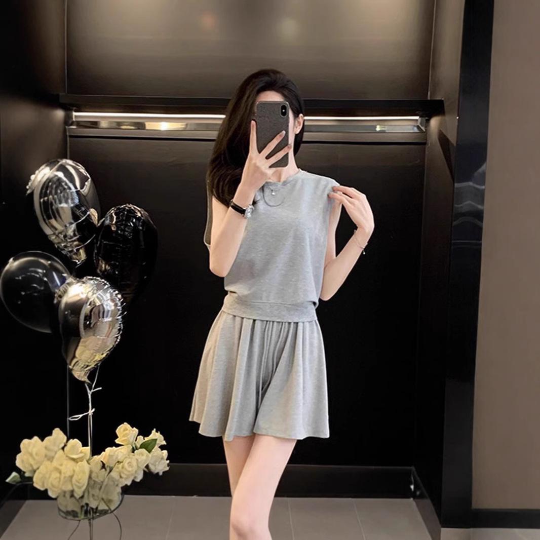 Light Mature Casual Women s Summer 2025 Gray Sleeveless Top & High Waist Shorts Set Large світло-сірий колір
Light Mature Casual Women s Summer 2025 Gray Sleeveless Top & High Waist Shorts Set Large світло-сірий колір