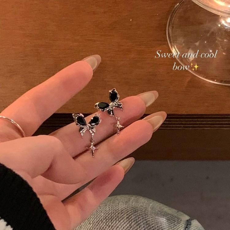 Sweet and spicy style black butterfly chain stud earrings ins niche light luxury high-end small fragrant style earrings personalized earrings
Sweet and spicy style black butterfly chain stud earrings ins niche light luxury high-end small fragrant style earrings personalized earrings
