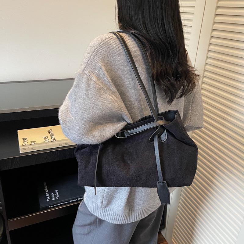 2025 Autumn/Winter Retro Minimalist Shoulder Bag - Niche Design & Textured Fashion 34*12*20 cm чёрный
2025 Autumn/Winter Retro Minimalist Shoulder Bag - Niche Design & Textured Fashion 34*12*20 cm чёрный