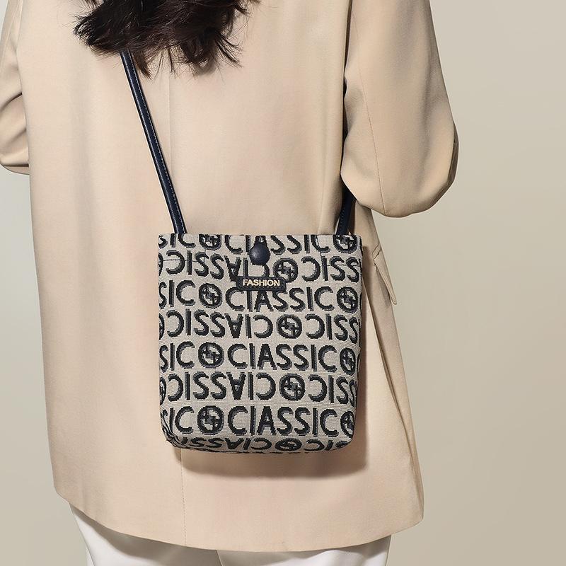 Bucket bag women s 2025 new canvas women s bag messenger bag casual summer mobile phone bag shoulder bag luggage
Bucket bag women s 2025 new canvas women s bag messenger bag casual summer mobile phone bag shoulder bag luggage