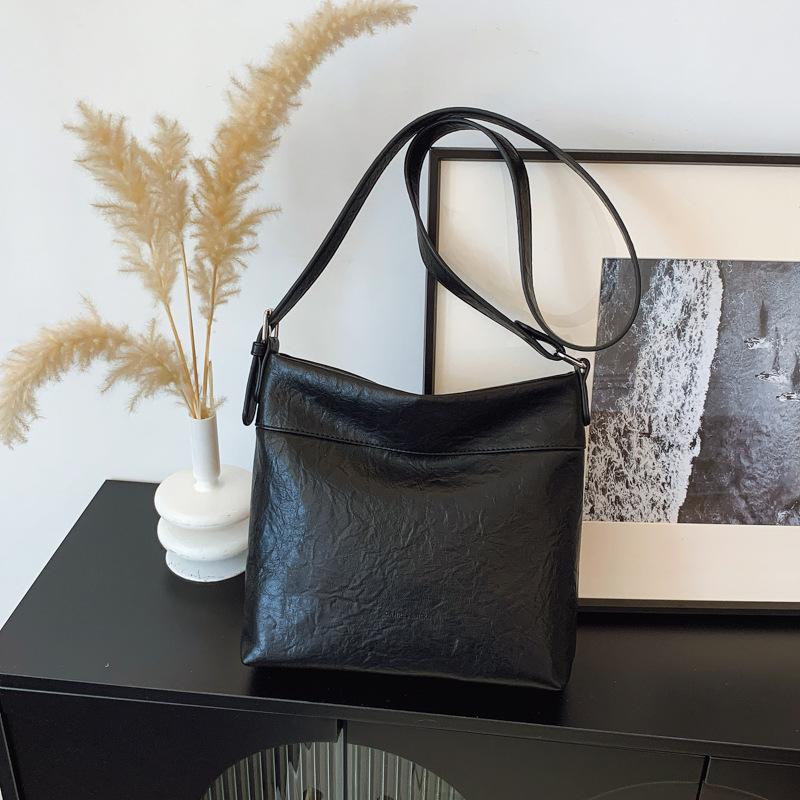 Light luxury high-end bag women s spring and summer new retro simple bucket bag fashionable shoulder messenger bag чорний
Light luxury high-end bag women s spring and summer new retro simple bucket bag fashionable shoulder messenger bag чорний