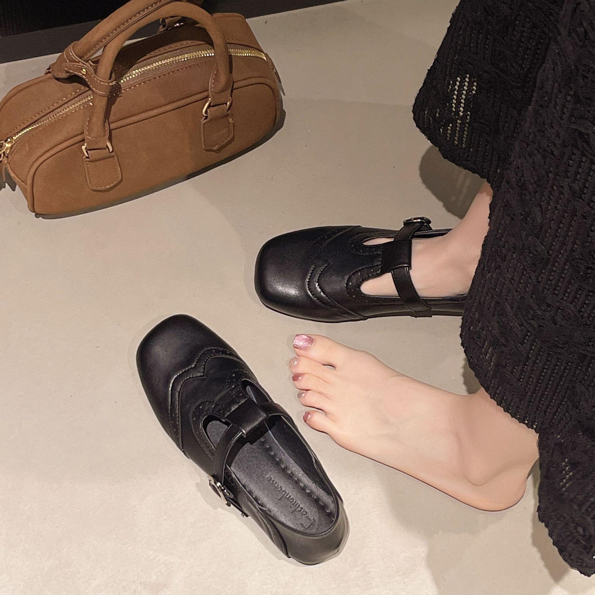 Literary and retro Brock flat-soled single shoes women s new round head British style hollow carved T-button small leather shoes 35 чорний
Literary and retro Brock flat-soled single shoes women s new round head British style hollow carved T-button small leather shoes 35 чорний