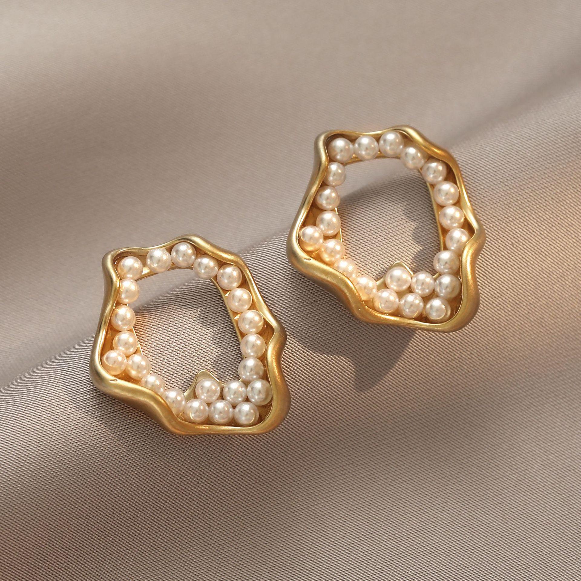 Japanese & Korean Style S925 Pearl Stud Earrings for Women - Trendy, Retro Niche Fashion
Japanese & Korean Style S925 Pearl Stud Earrings for Women - Trendy, Retro Niche Fashion