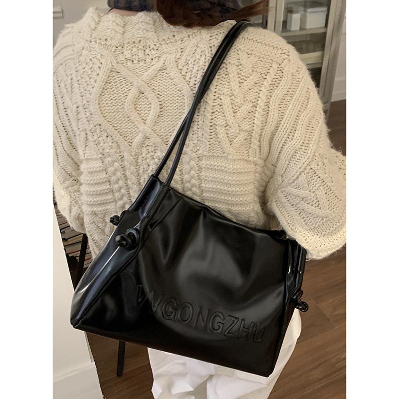 Large capacity tote bag women s 2025 new simple commuter underarm bag versatile advanced sense college student class bag чёрный
Large capacity tote bag women s 2025 new simple commuter underarm bag versatile advanced sense college student class bag чёрный