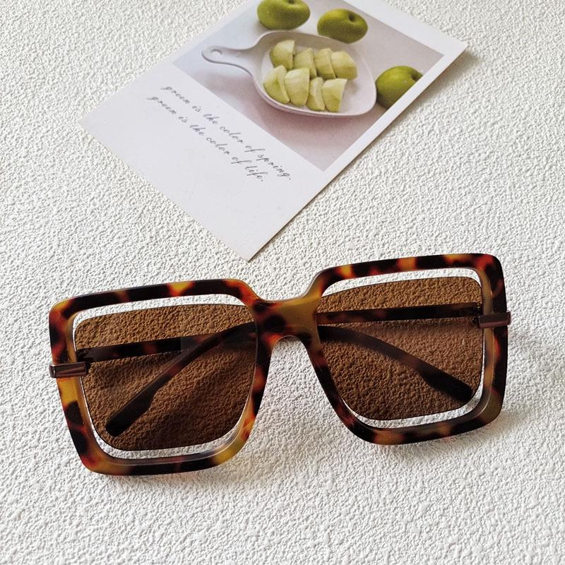 Vintage Brand Designer Big Frame Square Hollow Sunglasses Women For Men Luxury Popular Sun Glasses Punk Luxury Candy Shade UV400
Vintage Brand Designer Big Frame Square Hollow Sunglasses Women For Men Luxury Popular Sun Glasses Punk Luxury Candy Shade UV400