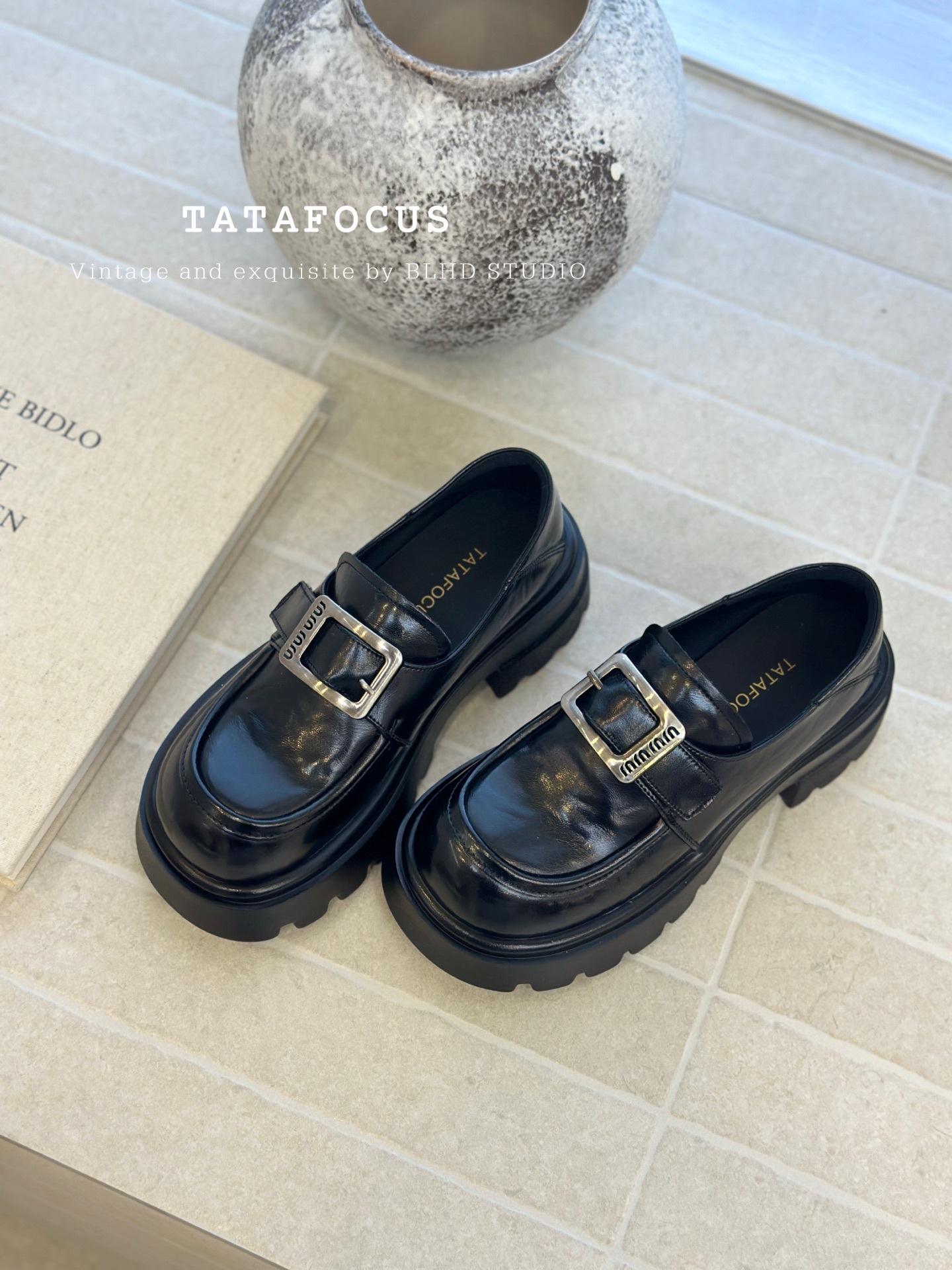 Platform loafers women s 2025 new summer single shoes super fire one pedal versatile British style small leather shoes women s shoes 35
Platform loafers women s 2025 new summer single shoes super fire one pedal versatile British style small leather shoes women s shoes 35