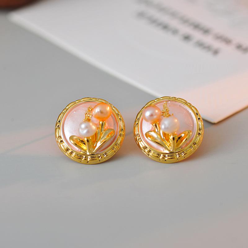 Exquisite Retro Pearl Flower Earrings 925 Silver Needle - Fashionable Stud Jewelry for Women
Exquisite Retro Pearl Flower Earrings 925 Silver Needle - Fashionable Stud Jewelry for Women
