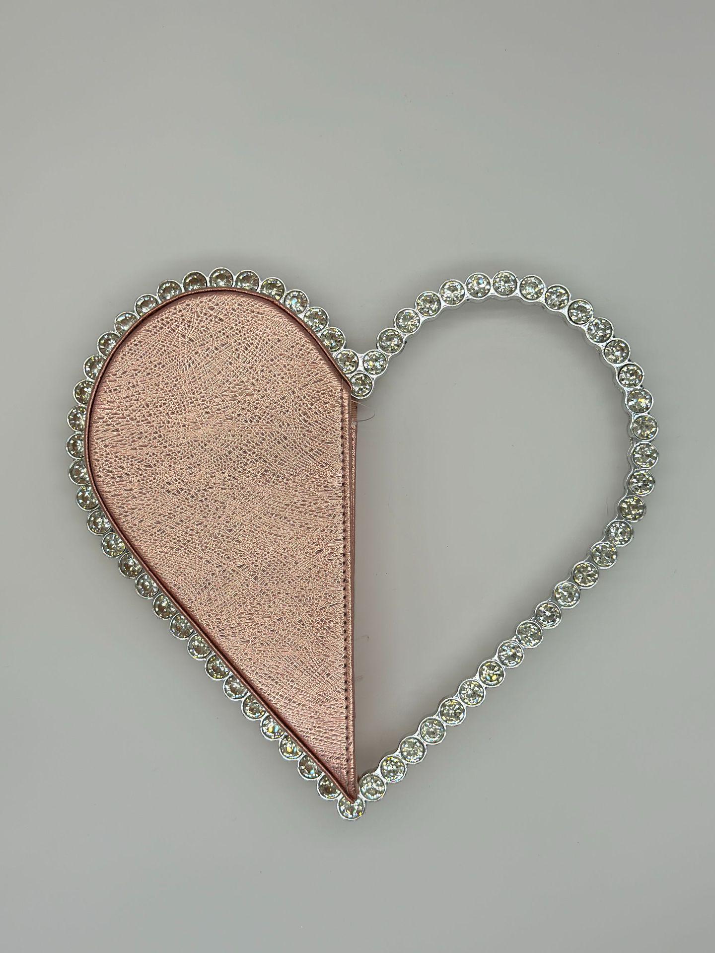 Heart-Shaped Rhinestone Clutch Evening Bag рожевий
Heart-Shaped Rhinestone Clutch Evening Bag рожевий