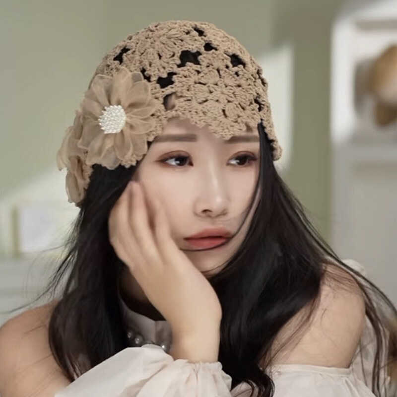 Летняя тонкая корейская ажурная шапка-бини с жемчужными цветами ручной вязки для женщин, милая и модная нишевая шапка 52-56cm
Летняя тонкая корейская ажурная шапка-бини с жемчужными цветами ручной вязки для женщин, милая и модная нишевая шапка 52-56cm