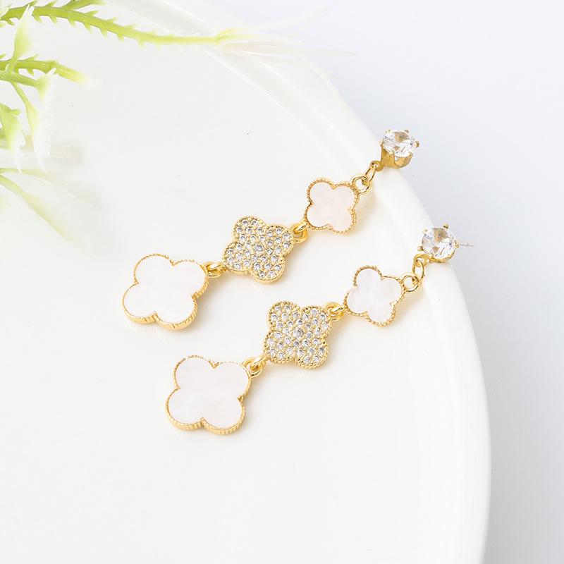 Высококлассное чувство моды Длинные серьги с четырехлистным клевером для женщин Элегантные гламурные серьги с четырехлистным клевером и цирконием
Высококлассное чувство моды Длинные серьги с четырехлистным клевером для женщин Элегантные гламурные серьги с четырехлистным клевером и цирконием