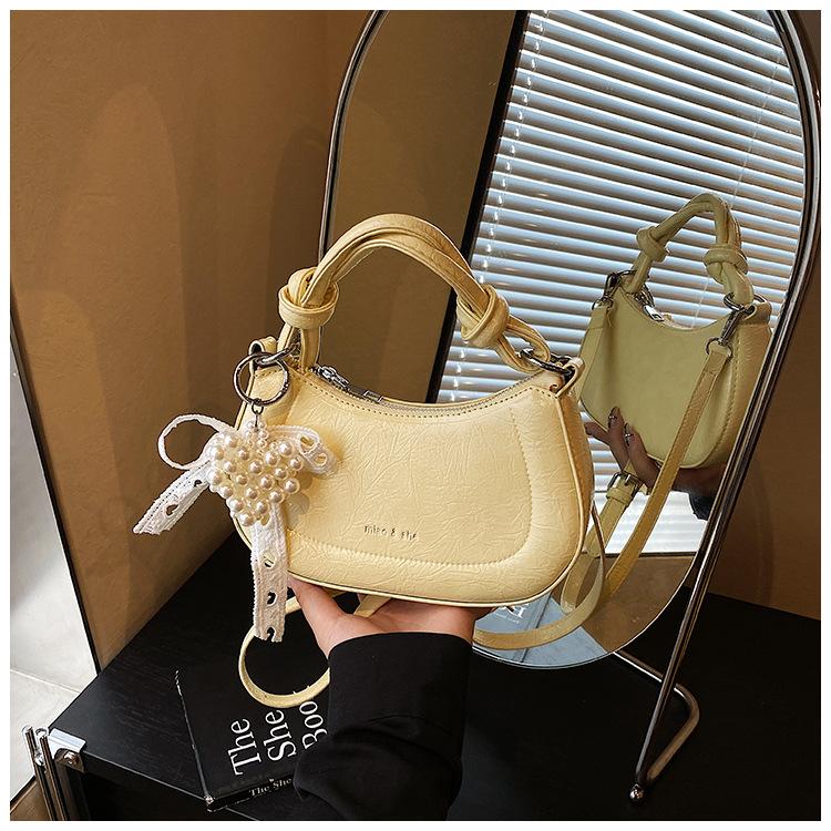 High sense niche bag women s summer 2025 new fashion messenger bag portable dumpling bag
High sense niche bag women s summer 2025 new fashion messenger bag portable dumpling bag