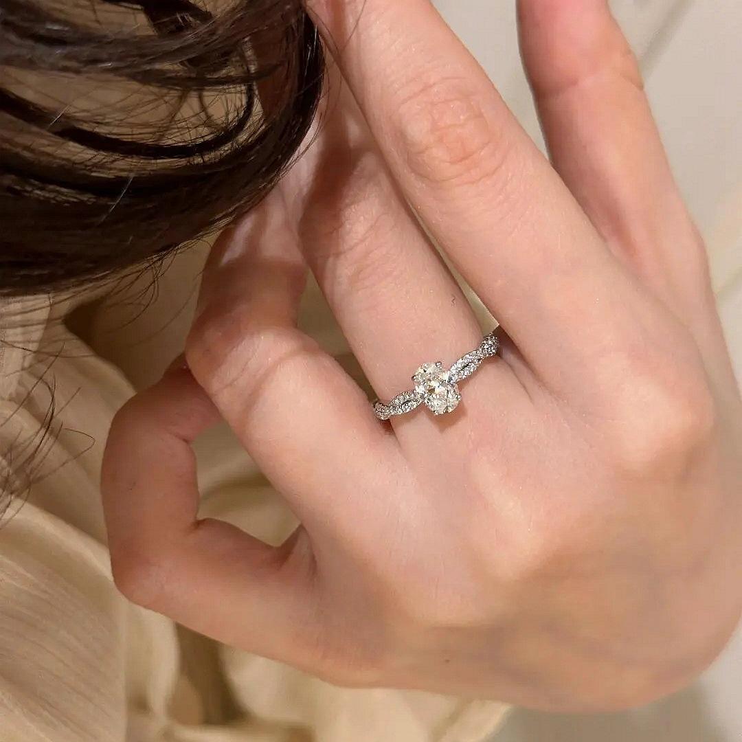 S925 Sterling Silver Spinning Ballet Oval Dove Egg Moissanite Ring Rose Manor One Caraconto Daily Jewelry Gift us size 5
S925 Sterling Silver Spinning Ballet Oval Dove Egg Moissanite Ring Rose Manor One Caraconto Daily Jewelry Gift us size 5