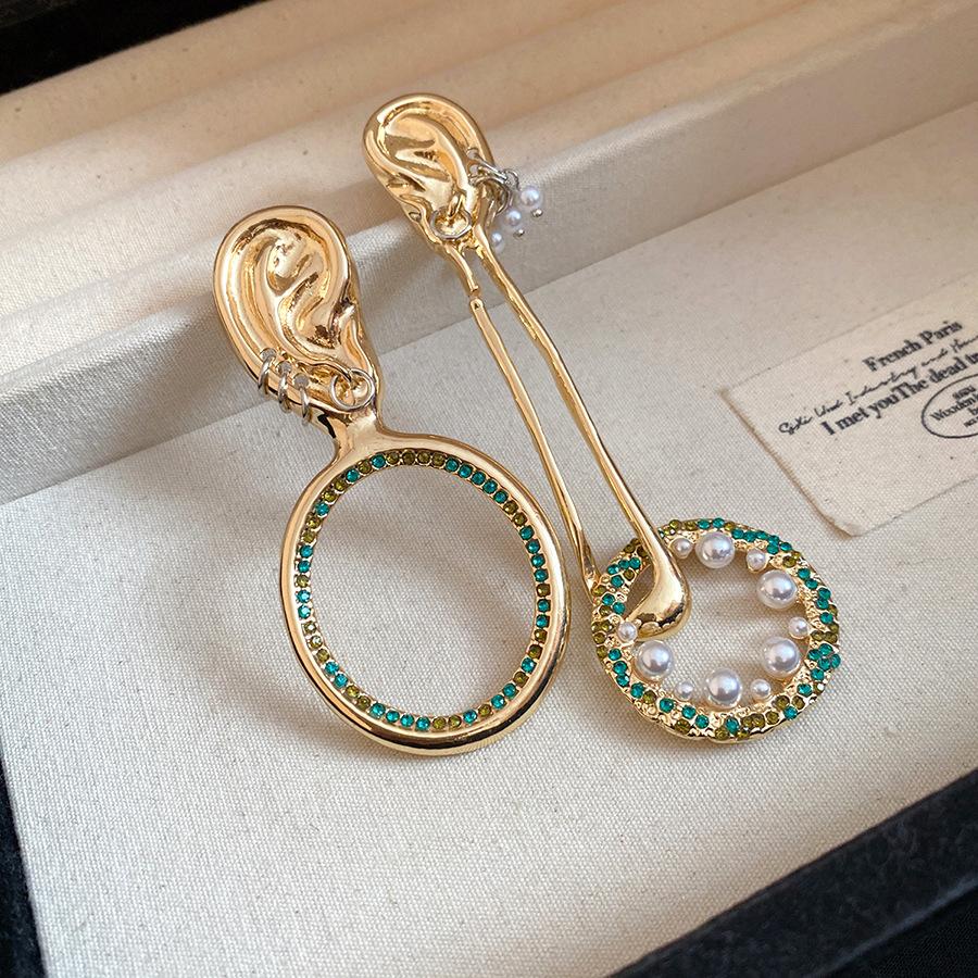 European and American silver needle diamond round pendant earrings retro exaggerated temperament earrings light luxury high-end earrings women
European and American silver needle diamond round pendant earrings retro exaggerated temperament earrings light luxury high-end earrings women