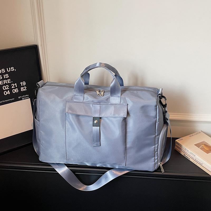Men s Nylon Duffel Bag Large Capacity Travel Tote with Shoulder Strap and Front Pocket синій
Men s Nylon Duffel Bag Large Capacity Travel Tote with Shoulder Strap and Front Pocket синій