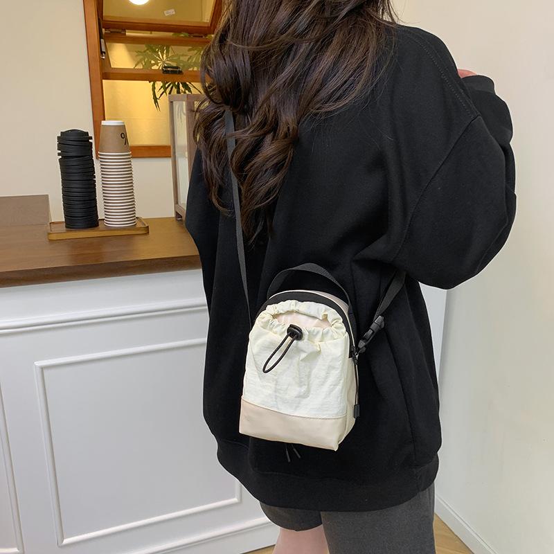 Lightweight waterproof + canvas splicing casual personalized summer tide with drawstring vertical messenger mobile phone small square bag чорний
Lightweight waterproof + canvas splicing casual personalized summer tide with drawstring vertical messenger mobile phone small square bag чорний