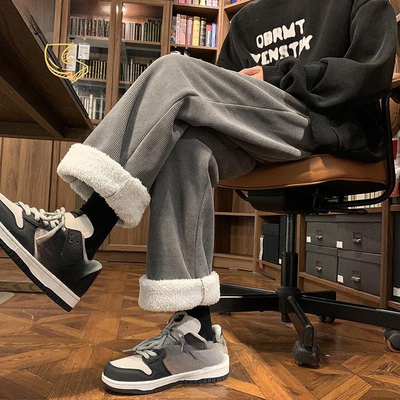 Men s American Style Corduroy Sweatpants Winter Fleece Lined Thickened Cold-Resistant Cotton Pants Loose Heavyweight Sherpa Casual Trousers 3XL сірий колір
Men s American Style Corduroy Sweatpants Winter Fleece Lined Thickened Cold-Resistant Cotton Pants Loose Heavyweight Sherpa Casual Trousers 3XL сірий колір