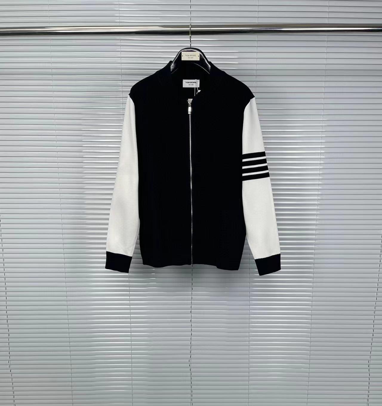 TB Tom Autumn/Winter British-Style Knitted Cardigan with Zipper Sleeves and Oblique Pockets Extra Large чорний
TB Tom Autumn/Winter British-Style Knitted Cardigan with Zipper Sleeves and Oblique Pockets Extra Large чорний